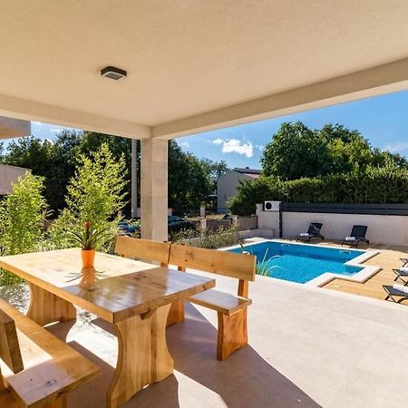 Villa Munat Liznjan Bagian luar foto