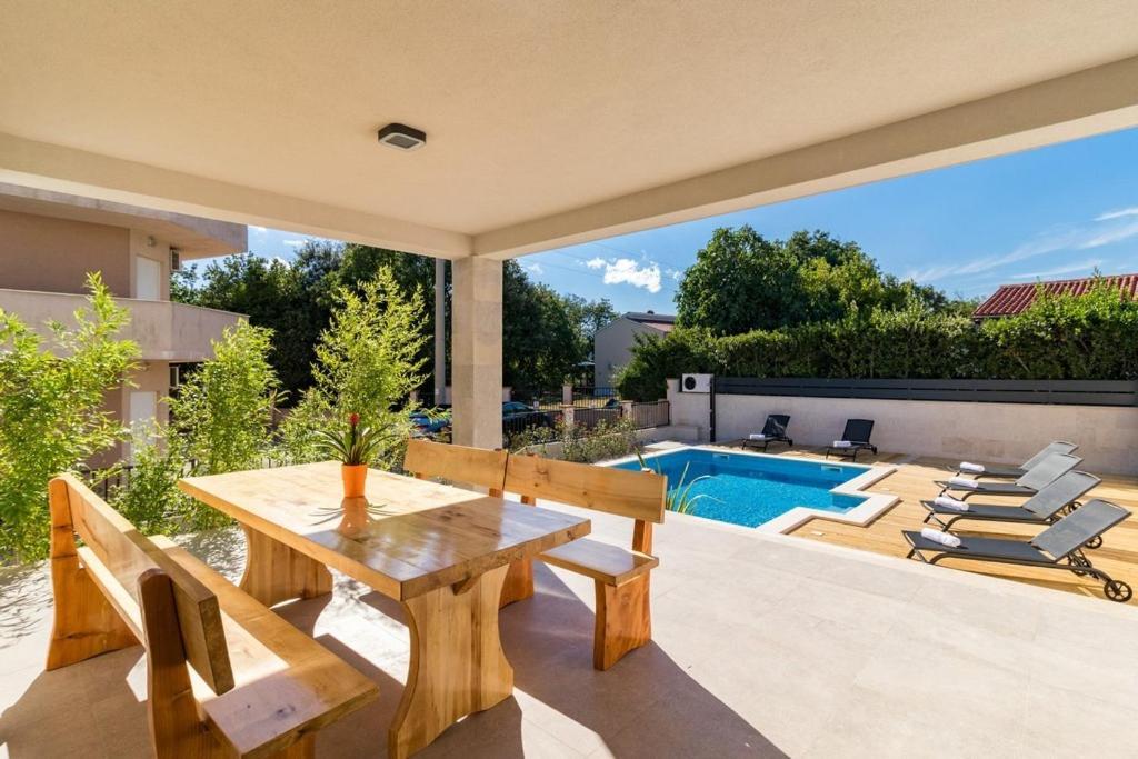 Villa Munat Liznjan Bagian luar foto