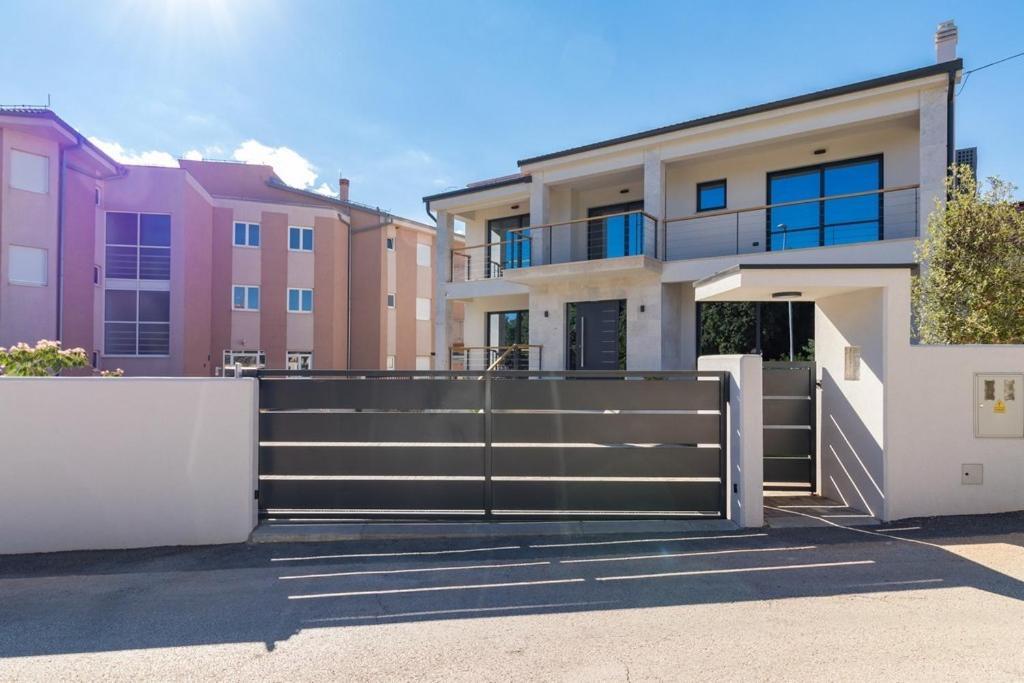 Villa Munat Liznjan Bagian luar foto